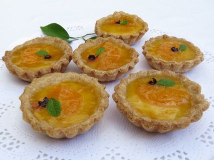 迷你鞑靼奶油冻、橘子、糕点、甜面团、水果、糖浆、甜食、奶油冻 迷你鞑靼奶油冻、橘子、糕点、甜面团、水果、糖浆、甜食、奶油冻