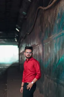 穿着红色长袖的男子