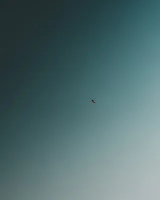 直升机接近的照片