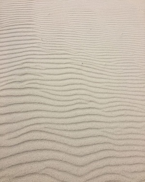 棕色沙滩上的涟漪