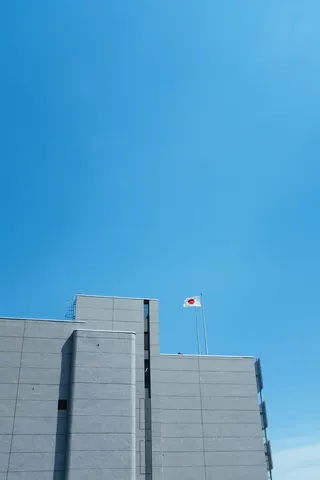 建筑物顶部悬挂*旗