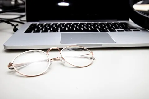 macbook、work、苹果、眼镜、商业、人、爱、快乐 macbook、work、苹果、眼镜、商业、人、爱、快乐