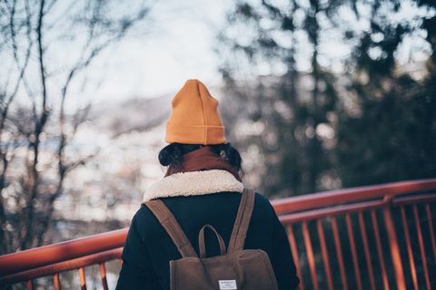 女子站在绿叶树旁的选择性聚焦摄影