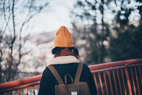 女子站在绿叶树旁的选择性聚焦摄影 女子站在绿叶树旁的选择性聚焦摄影