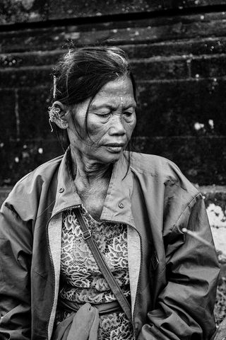 穿着夹克和交叉腰包的女性的灰度照片