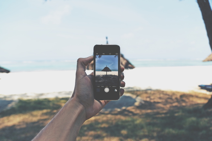 拿着太空灰Iphone 5s拍Tipi帽子的人