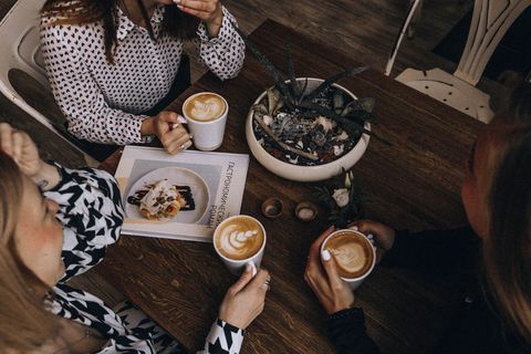 喝摩卡咖啡的女人，杯子，咖啡杯，人，人，饮料，饮料，拿铁