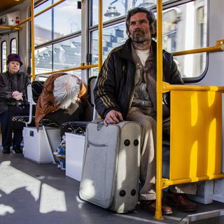 坐在行李旁的男子