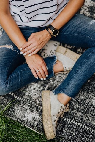 特写时尚细节-时尚年轻女性