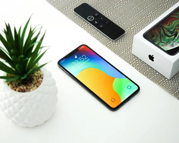 桌子上的灰色iPhone X