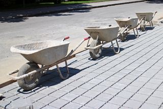 四辆白色手推车，建筑工程，手推车，运输，运输工具，工作设备，工作，推手推车