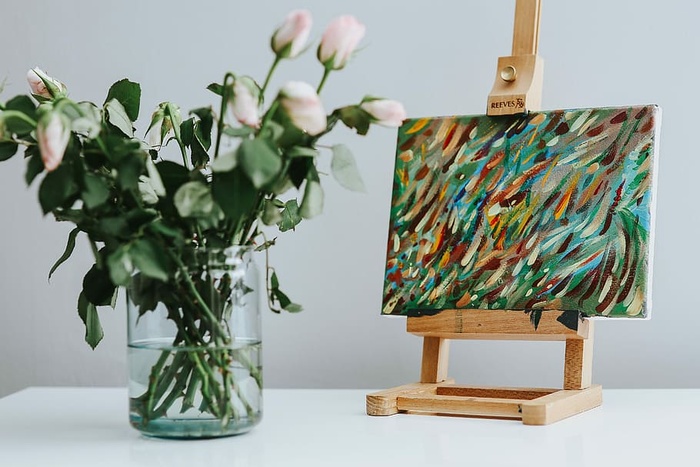 有花和画的黑猫