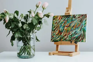 有花和画的黑猫