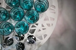 带青色眼镜的白色桌子