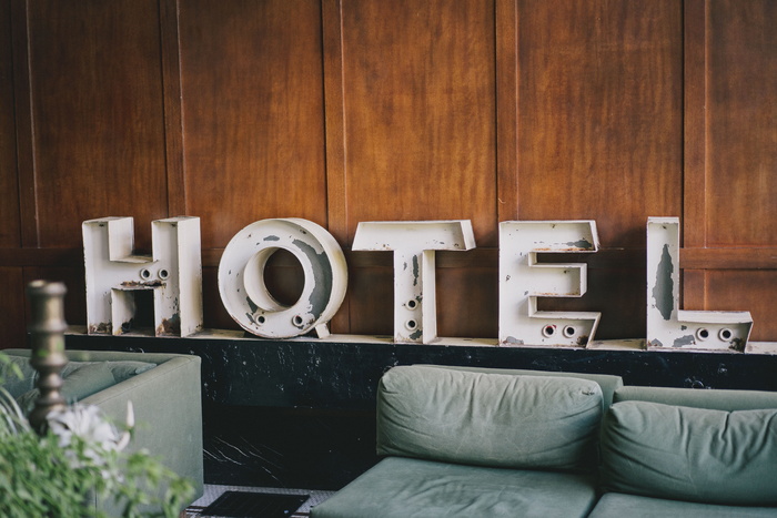 白色，freenstanding hotel letter，shelf，architecture，building，infrastructure，hotel，lobby