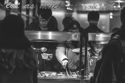 男人舀汤、灰度、摄影、人物、饮食、自助餐、中餐、食物 男人舀汤、灰度、摄影、人物、饮食、自助餐、中餐、食物