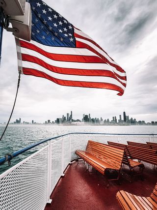 挥舞着美国国旗