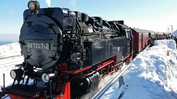 红色、黑色、火车、雪地、布罗肯铁路、布罗肯车站、蒸汽机车、站台 红色、黑色、火车、雪地、布罗肯铁路、布罗肯车站、蒸汽机车、站台