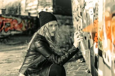 穿黑色西装外套的女人