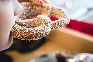 吃芝麻椒盐卷饼