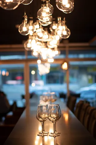 酒杯的选择性聚焦摄影