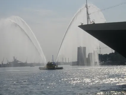 鹿特丹,消防船,港口,水,航海船,运输,建筑,天空 鹿特丹,消防船,港口,水,航海船,运输,建筑,天空