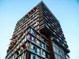 彩色建筑的低角度摄影