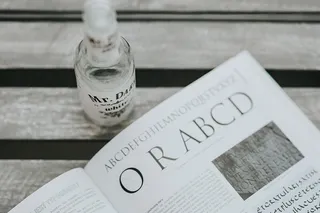 花盆里放着各种各样的粉红色小花