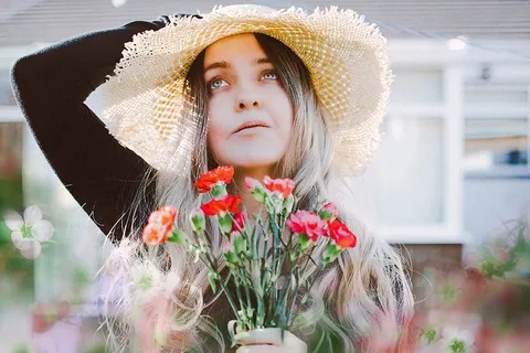 手持鲜花的女人 手持鲜花的女人