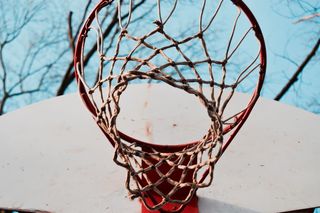 低角度照片, 黑色, 白色, 篮球圈, 网, 篮子, 箍, 篮球
