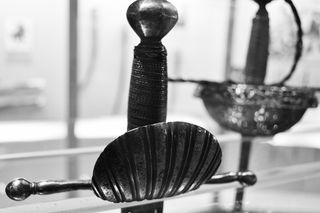 金属剑灰度照片