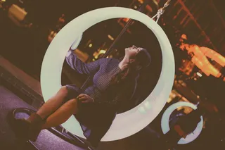 坐在摇椅上的女人