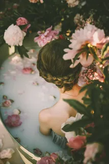 粉色和紫色花朵旁的女人 粉色和紫色花朵旁的女人