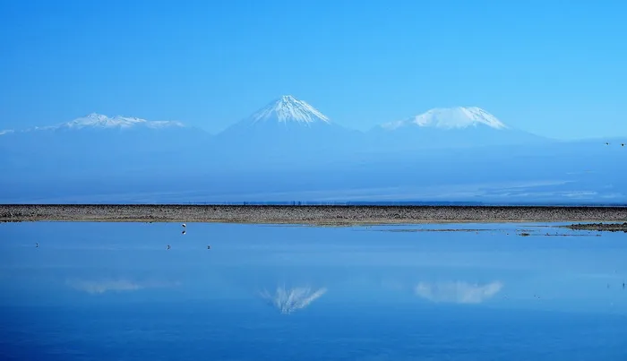 盐湖，世界第三大盐湖，智利阿塔卡马，山，水，蓝，天