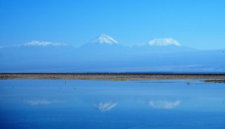 盐湖，世界第三大盐湖，智利阿塔卡马，山，水，蓝，天