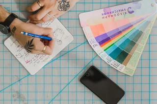 创意工作与色彩选择照片