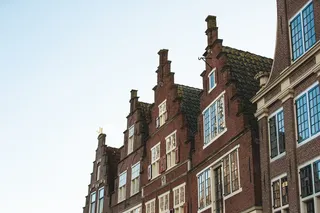 白天棕色混凝土建筑