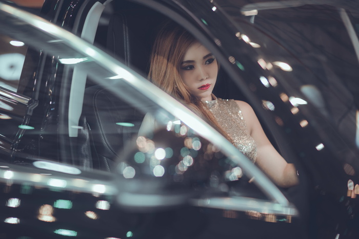 坐在黑色车辆内的女子