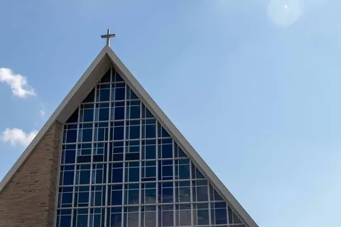 建筑，三角形，建筑，电气设备，太阳能电池板，教堂，十字架，基督