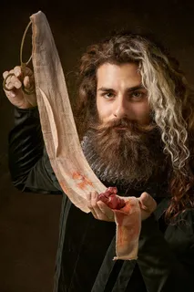 拿着一块布的男人