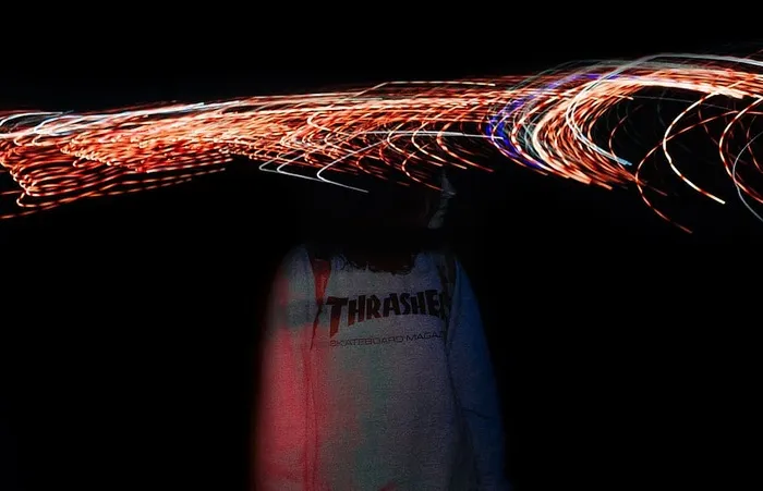 工作室快照，多色，黑色背景，通讯，照明，西式脚本，长曝光，数据