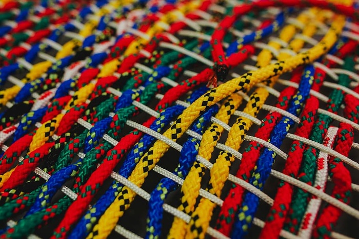 五颜六色交织的琴弦