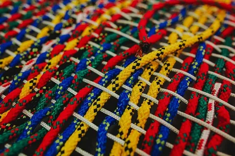 五颜六色交织的琴弦