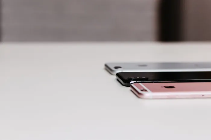 桌上有三部各式iPhone