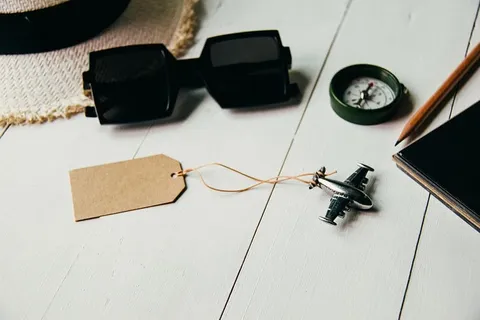 银色飞机玩具,时钟,灰色,面板,黑色,太阳镜,帽子,铅笔 银色飞机玩具,时钟,灰色,面板,黑色,太阳镜,帽子,铅笔