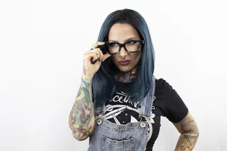 穿着牛仔套衫的女性照片