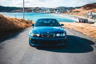 停在公路中间的灰色宝马车