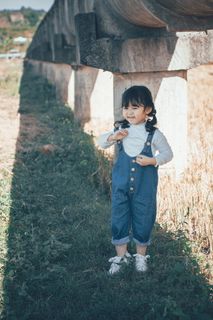 站在混凝土结构下的女孩