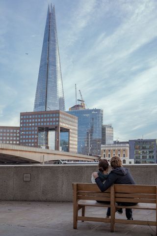 坐在棕色长木凳上的夫妇