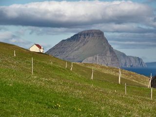 法罗群岛，科尔图岛，大西洋，海洋，悬崖，房子，云天，天空